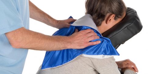 Massagedoekje voor behandeling van de bovenrug.