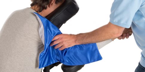 Massage van de bovenarm met het massagedoekje.