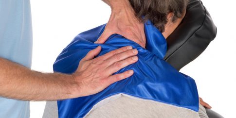 Gebruiksaanwijzing massagedoekje - massage van de nek.